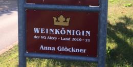 Die Stelen für die Weinkönigin Anna Glöckner