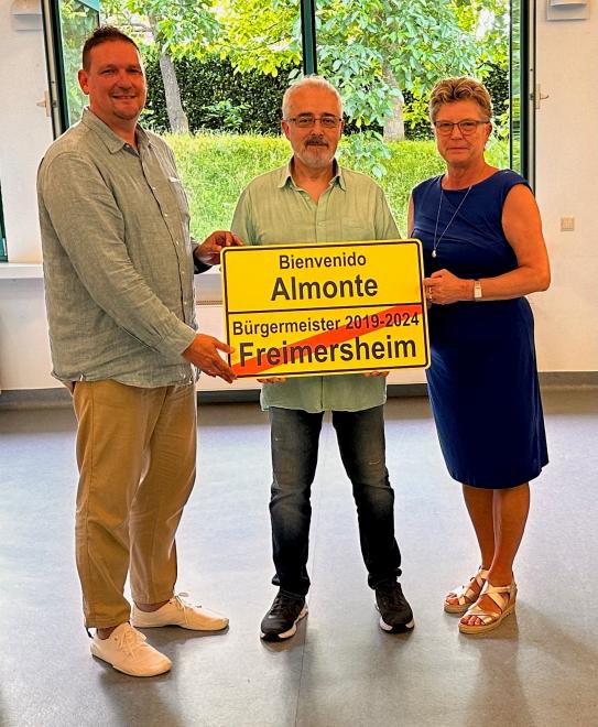 Im Beisein von Ute Klenk-Kaufmann (rechts), der Ersten Beigeordneten der VG Alzey-Land, überreicht der neue Ortsbürgermeister Thomas Dix (rechts) das Abschiedsgeschenk an den scheidenden Ortschef Jacques Garrido. 