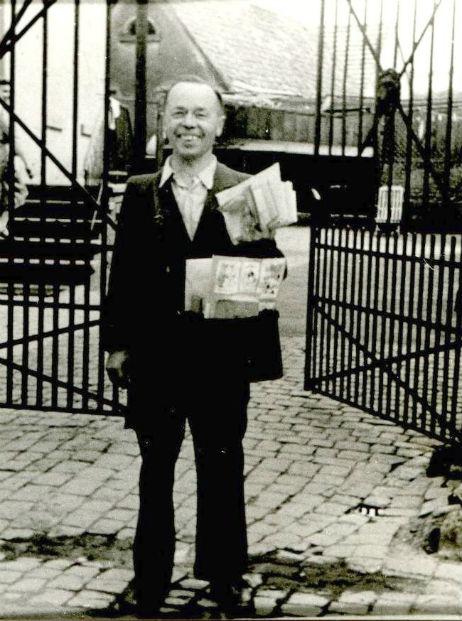  Posthalter Johann Lorenz 1953 bei der Zustellung vor der Schule 